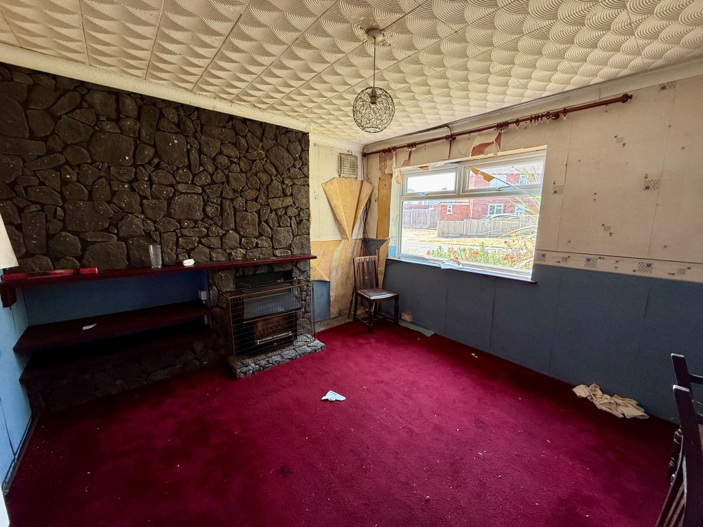 Lot: 217 - MID-TERRACE HOUSE FOR IMPROVEMENT - Living room